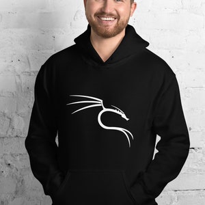 Puede incluir: Una sudadera con capucha negra con un logotipo de dragón estilizado blanco en la parte delantera. El dragón es un símbolo común del sistema operativo Linux.