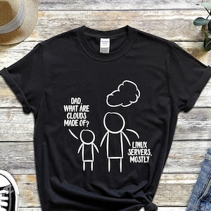 Peut inclure: T-shirt noir avec un graphique blanc représentant un enfant en bâton qui demande à un adulte en bâton "Papa, de quoi sont faits les nuages ?" L'adulte répond "Des serveurs Linux, surtout."