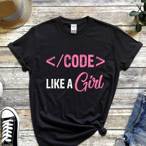 Könnte beinhalten: Schwarzes T-Shirt mit weißem Text, der "</CODE> LIKE A Girl" in rosa Schriftzug lautet.