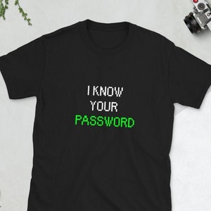 Könnte beinhalten: Schwarzes T-Shirt mit dem Text "I KNOW YOUR PASSWORD" in weißer und grüner Pixel Schrift.