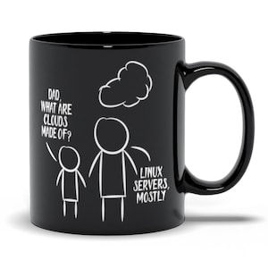 Könnte beinhalten: Schwarze Kaffeetasse mit einer weißen Illustration eines Kindes, das fragt: "Papa, woraus bestehen Wolken?" und einer Strichmännchen-Figur, die antwortet: "Linux-Server, meistens."