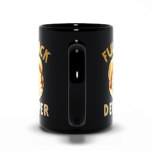 Pode incluir: Caneca de caf&eacute; de cer&acirc;mica preta com um design dourado que diz "Full of Devil" de um lado e "Black Pepper" do outro.