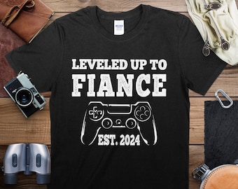 Leveled Up To Verlobte T-Shirt, Gamer Verlobung Shirt, zukünftige Verlobte Geschenk, Videospiel Vorschlag, EST 2024 T-Shirt, Gaming Paar Shirt