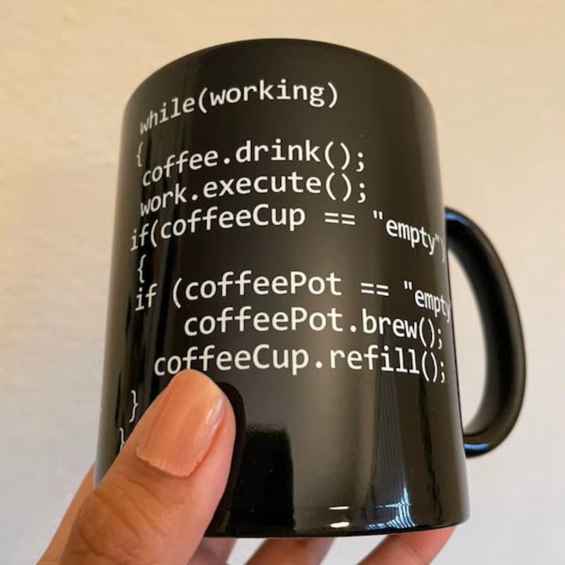 Może przedstawiać: Czarny kubek do kawy z białym tekstem, kt&oacute;ry brzmi: "while(working) { coffee.drink(); work.execute(); if(coffeeCup == "empty" { if (coffeePot == "empty" coffeePot.brew(); coffeeCup.refill(); } }"