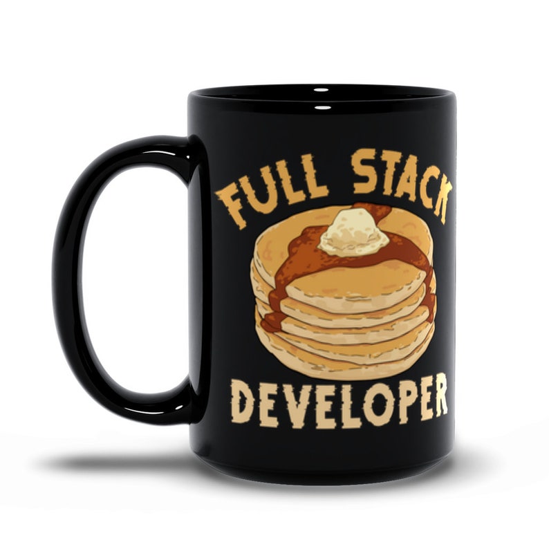 Pode incluir: Caneca de caf&eacute; preta com um gr&aacute;fico branco de uma pilha de panquecas e o texto "Full Stack Developer".