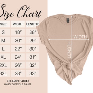 Op de afbeelding: Een beige unisex softstyle t-shirt met een maattabel. De tabel toont maten S tot 3XL, met bijbehorende breedte- en lengtematen in inches. Het shirt is van Gildan, model 64000.