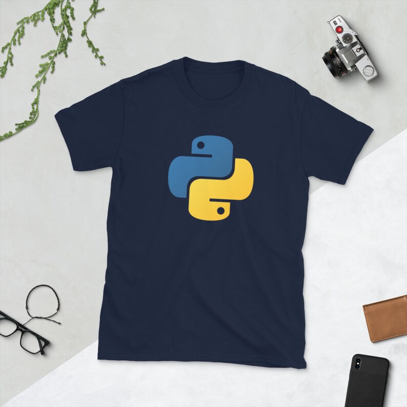 Może przedstawiać: Granatowa koszulka z logo języka programowania Python. Logo przedstawia dwa splecione węże w kolorze niebieskim i ż&oacute;łtym. Koszulka wykonana jest z miękkiego materiału.