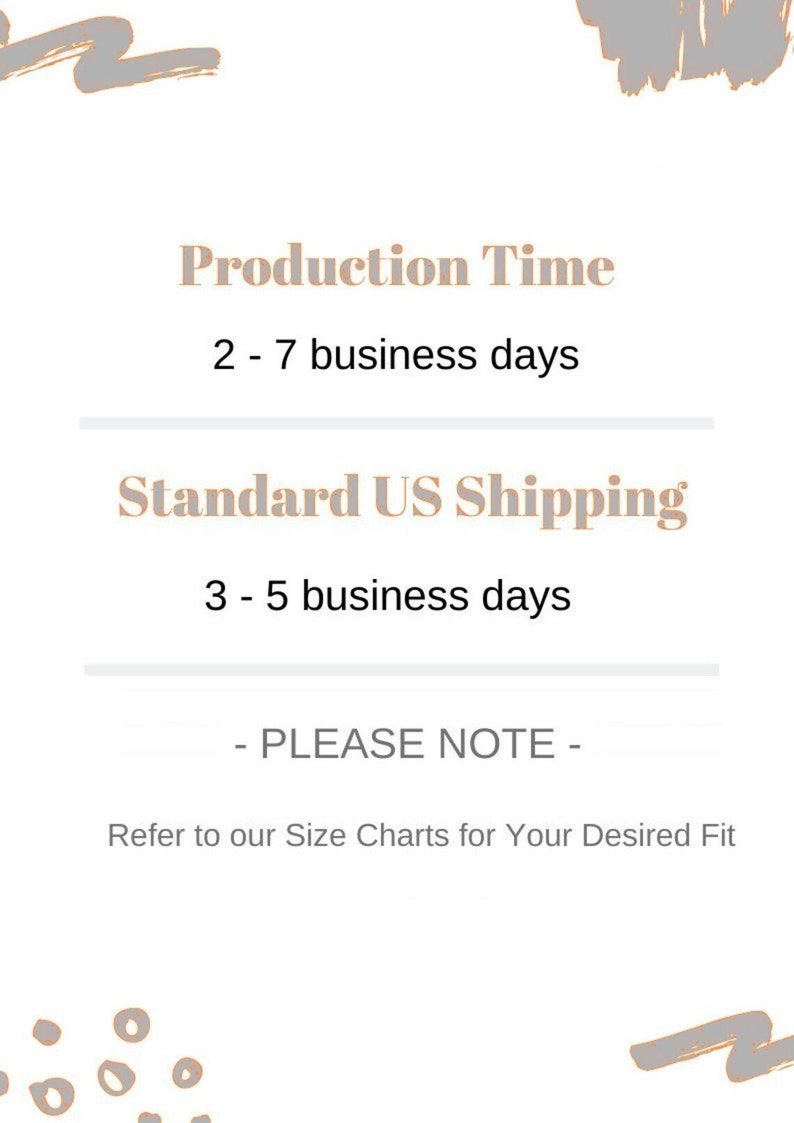 Peut inclure: Texte sur un fond blanc avec un motif abstrait gris en haut et en bas. Le texte indique "Production Time 2 - 7 business days Standard US Shipping 3 - 5 business days - PLEASE NOTE - Refer to our Size Charts for Your Desired Fit"