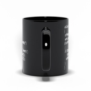 Może przedstawiać: Czarny kubek do kawy z białym tekstem, kt&oacute;ry brzmi "while(coffee == empty)" i "coffee = work.energy; if(coffee == empty) { coffee = refill(); } ".