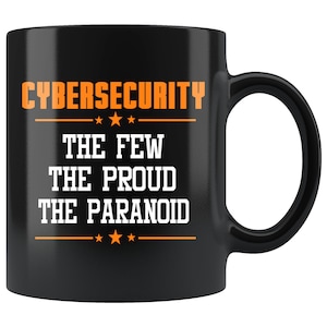 Op de afbeelding: Zwarte keramische mok met de woorden "CYBERSECURITY" in oranje boven de tekst "THE FEW THE PROUD THE PARANOID" in wit. De mok heeft een zwart handvat.