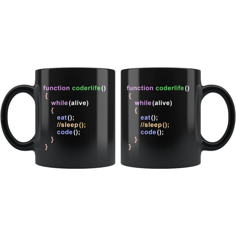 K&ouml;nnte beinhalten: Zwei schwarze Keramikbecher mit dem Text "function coderlife()" und Code-Ausschnitten in verschiedenen Farben. Der Code enth&auml;lt "while(alive)", "eat()", "//sleep()" und "code()". Die Becher haben einen Standardgriff.