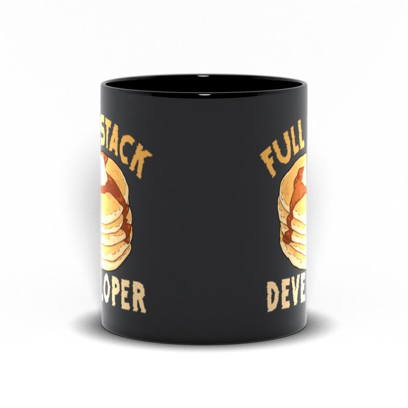 Pode incluir: Caneca de caf&eacute; de cer&acirc;mica preta com um design dourado de uma pilha de panquecas e o texto "Full Stack Developer".