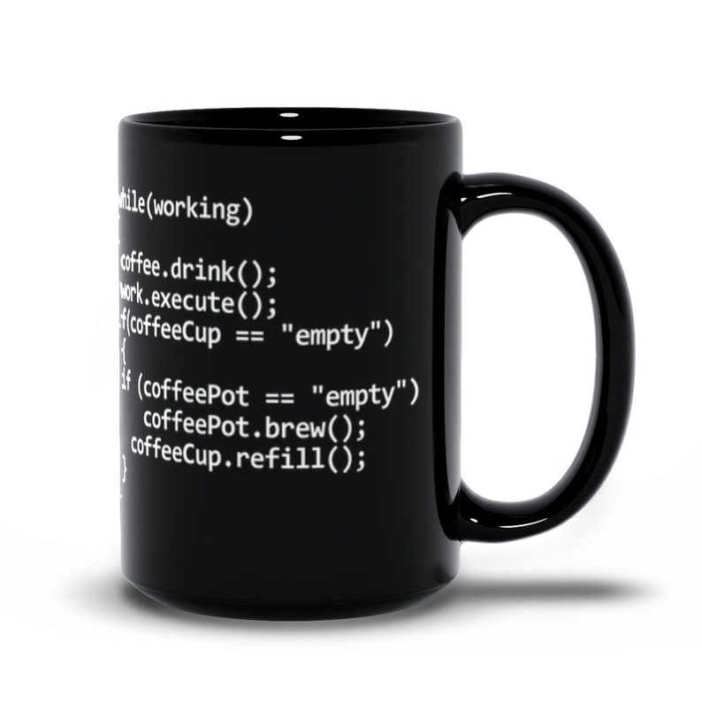 Op de afbeelding: Zwarte koffiemok met witte tekst die luidt: "while(working) coffee.drink(); work.execute(); if(coffeeCup == "empty") { if (coffeePot == "empty") coffeePot.brew(); coffeeCup.refill(); }"