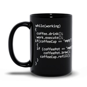 Op de afbeelding: Zwarte koffiemok met witte tekst die luidt: "while(working) { coffee.drink(); work.execute(); if(coffeeCup == "empty") { if (coffeePot == "empty" coffeePot.brew(); coffeeCup.refill(); } }"