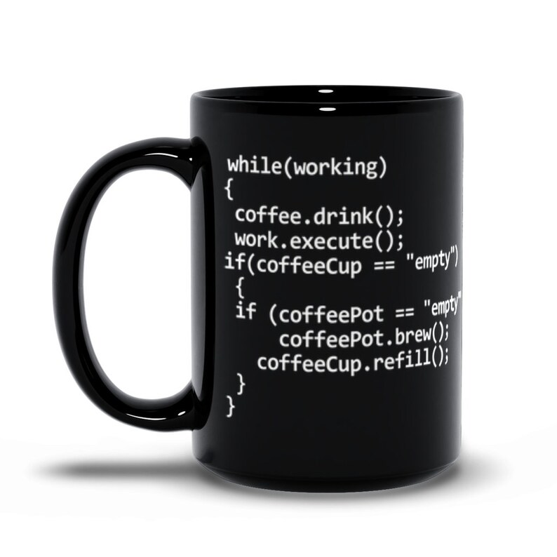 Op de afbeelding: Zwarte koffiemok met witte tekst die luidt: "while(working) { coffee.drink(); work.execute(); if(coffeeCup == "empty") { if (coffeePot == "empty" coffeePot.brew(); coffeeCup.refill(); } }"