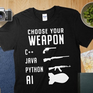 Wählen Sie Ihre Waffe T-Shirt, Programmiersprache, lustiges C++ Java Python AI T-Shirt, Geek Humor, Programmierer Geschenk, Programmier-Enthusiasten Shirt