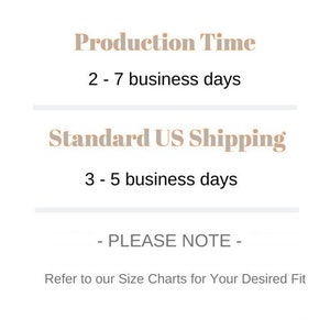 K&ouml;nnte beinhalten: Text auf wei&szlig;em Hintergrund mit einem grauen abstrakten Design oben und unten. Der Text lautet "Production Time 2 - 7 business days Standard US Shipping 3 - 5 business days - PLEASE NOTE - Refer to our Size Charts for Your Desired Fit"