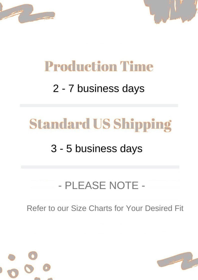 K&ouml;nnte beinhalten: Text auf wei&szlig;em Hintergrund mit einem grauen abstrakten Design oben und unten. Der Text lautet "Production Time 2 - 7 business days Standard US Shipping 3 - 5 business days - PLEASE NOTE - Refer to our Size Charts for Your Desired Fit"