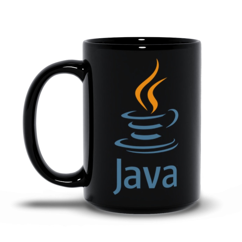 K&ouml;nnte beinhalten: Schwarze Keramik-Kaffeetasse mit einem wei&szlig;en Java-Logo, das eine stilisierte Tasse Kaffee mit aufsteigendem Dampf zeigt.