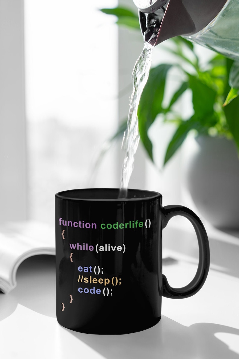 K&ouml;nnte beinhalten: Schwarze Kaffeetasse mit dem Text "function coderlife()" und Code-Ausschnitten in verschiedenen Farben. Wasser wird in die Tasse gegossen. Die Tasse steht auf einer wei&szlig;en Oberfl&auml;che.