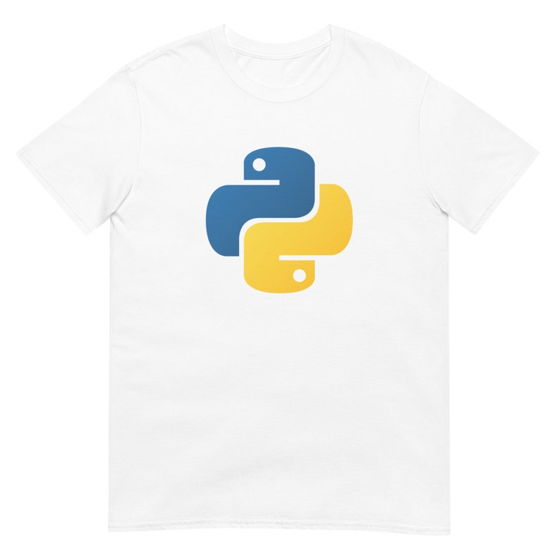 Może przedstawiać: Biała koszulka z logo języka programowania Python. Logo przedstawia dwa stylizowane węże w kolorze niebieskim i ż&oacute;łtym. Koszulka wykonana jest z miękkiego, lekkiego materiału.