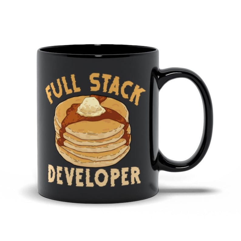 Pode incluir: Caneca de caf&eacute; preta com um gr&aacute;fico branco de uma pilha de panquecas e o texto "Full Stack Developer".