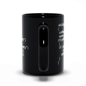 Op de afbeelding: Zwarte koffiemok met witte tekst die luidt: "while(coffee != empty) { coffee(); work(); if(coffee == empty) { coffee(); } }"