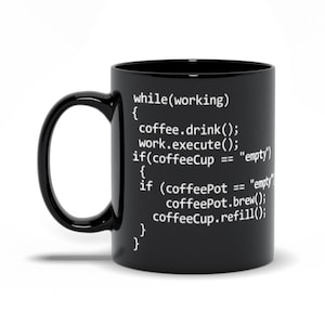 Może przedstawiać: Czarny kubek do kawy z białym tekstem, kt&oacute;ry brzmi: "while(working) { coffee.drink(); work.execute(); if(coffeeCup == "empty") { if (coffeePot == "empty") coffeePot.brew(); coffeeCup.refill(); } }"