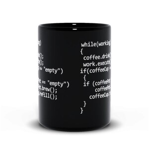 Op de afbeelding: Zwarte koffiemok met witte tekst die luidt "while(working){ coffee.drink(); work.execute(); if(coffeeCup == "empty"){ if (coffeePot == "empty") coffeePot.brew(); coffeeCup.refill(); } }".