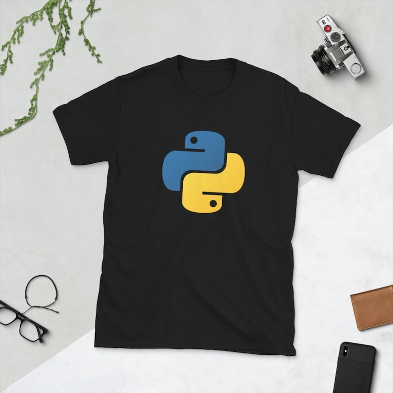 Może przedstawiać: Czarna koszulka z logo języka programowania Python. Logo przedstawia dwa splecione węże w kolorze niebieskim i ż&oacute;łtym. Koszulka wykonana jest z miękkiego materiału.