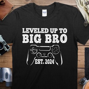 Leveled Up to Big Bro Est 2024 Gaming T-Shirt, Big Brother Ankündigung Shirt, Videospiel Sibling T-Shirt, New Big Brother Geschenk