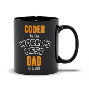 Puede incluir: Taza de café negra con texto blanco que dice "Programador de día, el mejor papá del mundo de noche".