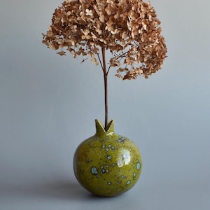 Escultura de cerámica: jarrón de granada, decoración, cerámica de jardín, arte, figuritas, regalo de Navidad, regalo original, baya, decoración de estantería, rústico