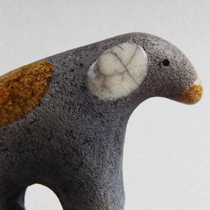 Keramisch figuur Hond, Raku keramiek, beeldje, kerstdecor, kerstcadeau, Terriër, huisdieren, kunst, verjaardagscadeau, minimalisme, puppy afbeelding 1