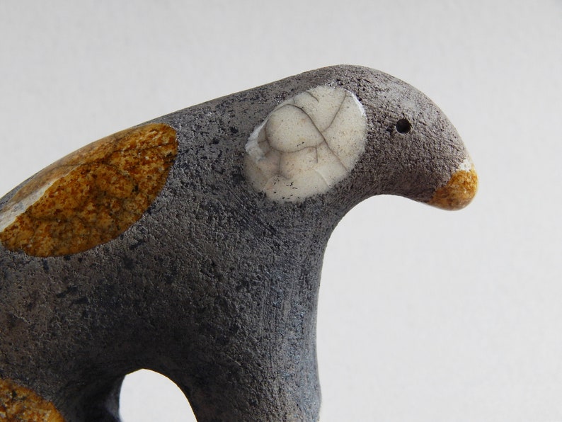 Keramisch figuur Hond, Raku keramiek, beeldje, kerstdecor, kerstcadeau, Terriër, huisdieren, kunst, verjaardagscadeau, minimalisme, puppy afbeelding 1