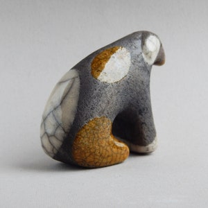 Keramisch figuur Hond, Raku keramiek, beeldje, kerstdecor, kerstcadeau, Terriër, huisdieren, kunst, verjaardagscadeau, minimalisme, puppy afbeelding 3