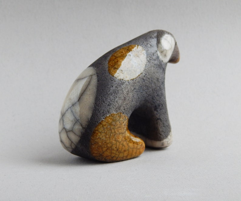 Keramisch figuur Hond, Raku keramiek, beeldje, kerstdecor, kerstcadeau, Terriër, huisdieren, kunst, verjaardagscadeau, minimalisme, puppy afbeelding 3