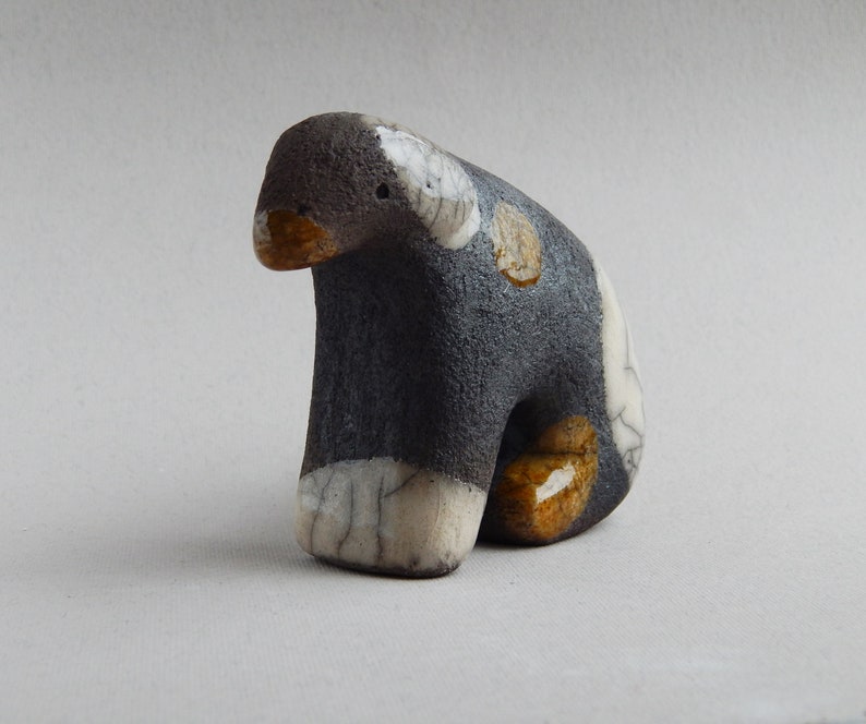 Keramisch figuur Hond, Raku keramiek, beeldje, kerstdecor, kerstcadeau, Terriër, huisdieren, kunst, verjaardagscadeau, minimalisme, puppy afbeelding 7