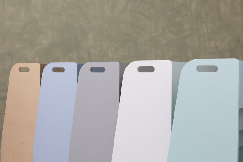 Pu&ograve; includere: Cinque contenitori di legno per la conservazione con bordi arrotondati e maniglie ritagliate. I contenitori sono di diversi colori: legno naturale, azzurro, grigio, bianco e azzurro.