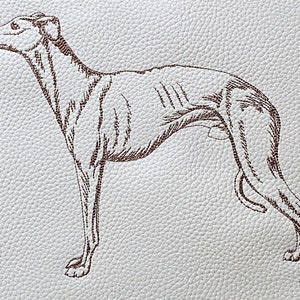 Può includere: Un disegno a linea marrone di un levriero in piedi su uno sfondo bianco testurizzato.