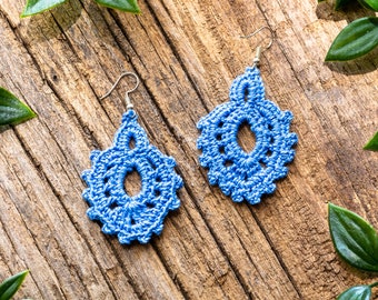 Boucles d'oreilles pendantes au crochet bleu clair, faites à la main, légères et uniques, cadeau spécial