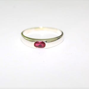 Op de afbeelding: Een set van drie keramische mokken met een gespikkelde, matte afwerking. De mokken zijn in crème, lichtgrijs en donkergrijs. Elke mok heeft een eenvoudig, minimalistisch ontwerp en een afgeronde handgreep.