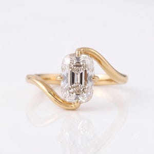 18K Gold Lab-Grown Diamond Ring, Emerald Cut, Curved Setting