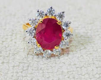 Anel de noivado oval com halo de diamante e rubi em ouro amarelo 14K