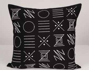 Geborduurde kussensloop: zwart-wit kussen met boho-accent