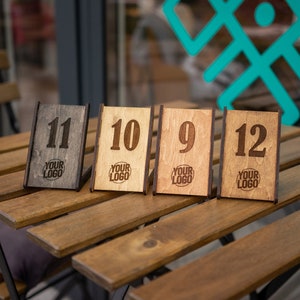 Aangepast tafelnummer, gepersonaliseerde nummers met aangepast logo, cafétafeldecor, houten minimalistische borden, moderne nummers, rustieke inrichting