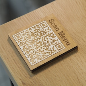 Cartello da tavolo con logo personalizzato, cartello con menu in legno con codice QR, cartello aziendale con funzione Scansiona per pagare, display QR per ristoranti, sito web personalizzato e cartello con codice QR