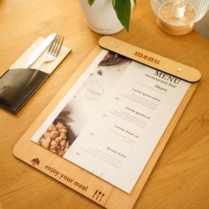 Hölzerne Getränke-Speisekarte für Restaurants mit kostenloser personalisierter Gravur