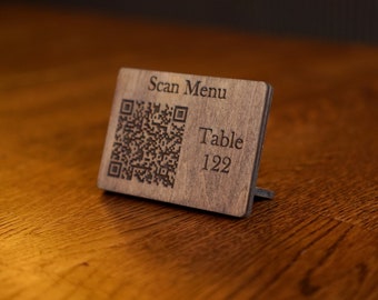 Menú con código QR, placa de madera personalizada para negocios con número de mesa, opción de pago mediante escaneo o pantalla WiFi, letrero para sitio web con logotipo grabado.