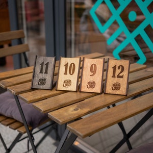 Numéro de table personnalisé, numéros personnalisés avec logo personnalisé, décor de table de café, panneaux minimalistes en bois, numéros modernes, décor rustique image 8